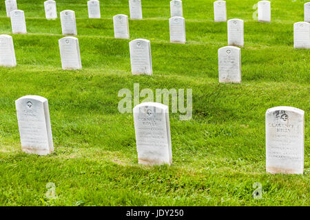 Gettysburg, Stati Uniti d'America - 24 Maggio 2017: Cimitero Nazionale di Gettysburg battlefield park con closeup pietre grave Foto Stock