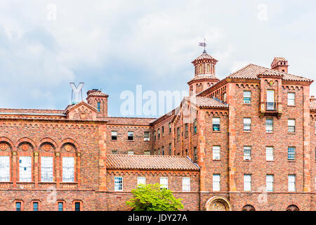 Harrisburg, Stati Uniti d'America - 24 Maggio 2017: Capitale della Pennsylvania city con la sponda orientale del centro YMCA edificio in mattoni Foto Stock