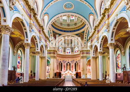 Harrisburg, Stati Uniti d'America - 24 Maggio 2017: all'interno di San Patrizio chiesa cattedrale con decorazioni colorate in Pennsylvania capitol city Foto Stock