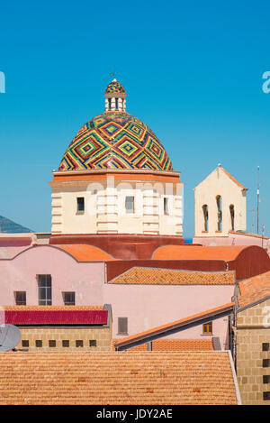 Sardegna colore città colorate, le piastrelle in maiolica cupola della chiesa di San Michele nel centro della città vecchia di Alghero, Sardegna settentrionale. Foto Stock