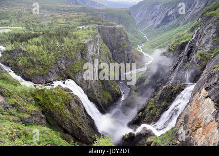 Voringsfossen, l'ottantatreesimo cascata più alta in Norvegia sulla base del numero totale di caduta. È forse la più famosa cascata nel paese. Foto Stock