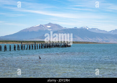 Vecchio Dock in Almirante Montt golfo in Patagonia - Puerto Natales, regione di Magallanes, Cile Foto Stock