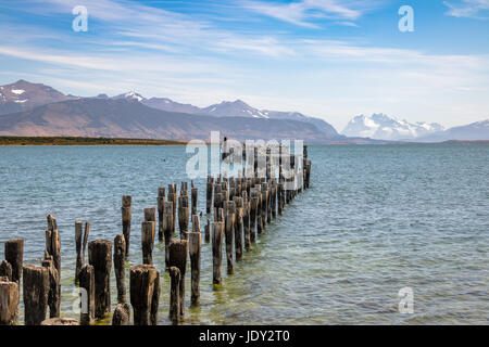 Vecchio Dock in Almirante Montt golfo in Patagonia - Puerto Natales, regione di Magallanes, Cile Foto Stock