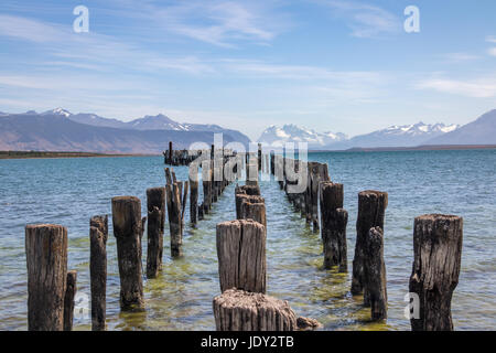 Vecchio Dock in Almirante Montt golfo in Patagonia - Puerto Natales, regione di Magallanes, Cile Foto Stock