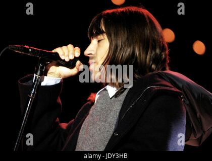 Il Red Hot Chili Peppers esecuzione presso la Scuola di Ponte concerto benefico al litorale anfiteatro, la California il 23 ottobre 2004 © Anthony Pidgeon / MediaPunch. Foto Stock