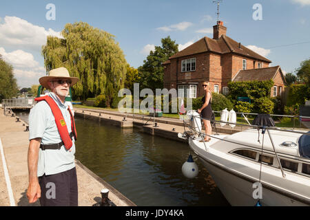 Bloccare il detentore funzionante a Shiplake bloccare sul Tamigi in Oxfordshire England Regno Unito Foto Stock