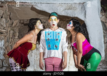Sorpreso giovani cirque clown con femmine baci di soffiatura Foto Stock