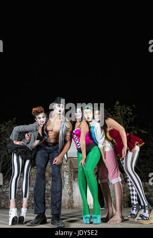 Il gruppo di cinque cirque clown sul palco Foto Stock