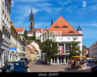 Carro trainato da cavalli nella Città Vecchia che guarda verso la cattedrale, Meissen, Bassa Sassonia, Germania Foto Stock