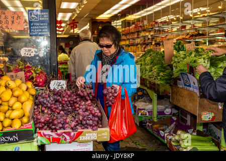 Cinese-donna americana, cinese-american, donna shopper, shopping, mercato di frutta e verdura, Stockton Street, Chinatown di San Francisco, California Foto Stock