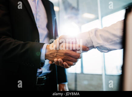 concetto di riunione di partnership aziendale. Primo piano di uomini d'affari di successo che si scagliano dopo un buon affare. Foto Stock