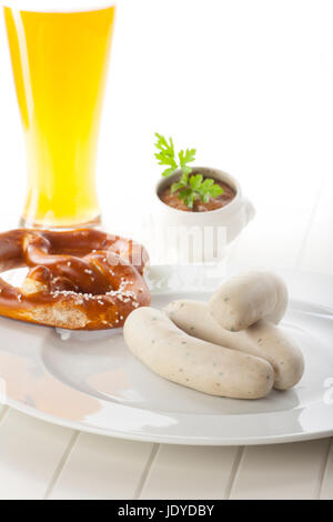 Bayerische salsiccia bianca mit Bier Foto Stock