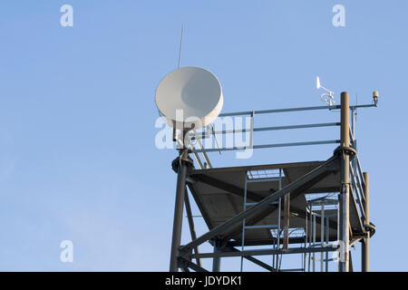 Torre per antenna Closeup nella parte anteriore del cielo blu Foto Stock