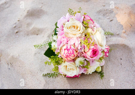 Un mazzo di fiori sulla spiaggia Foto Stock