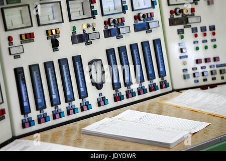 Pannello di controllo di un laboratorio nucleare Foto Stock