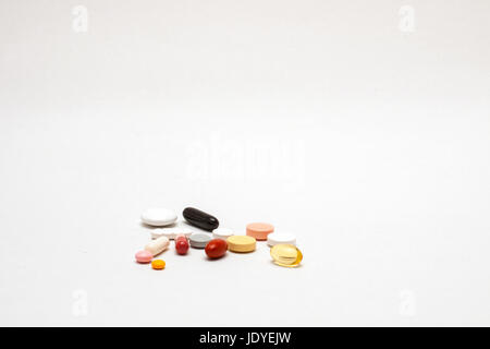 Verschiedene Tabletten bunte, isoliert Foto Stock