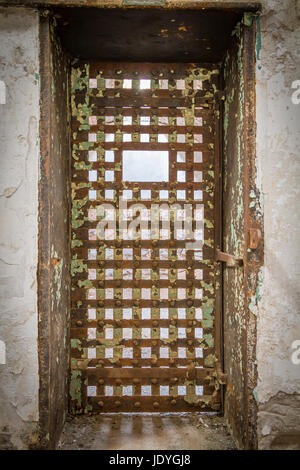 Cella di prigione porta in stato orientale Penitenzieria, noto anche come ESP, è un ex carcere americano di Philadelphia, Pennsylvania. Foto Stock