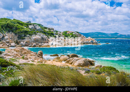 Windy costline con rocce granitiche vicino a Costa Serena, Sardegna, Italia Foto Stock