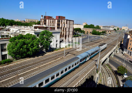 Elettrificate italiano linee ferroviarie in Roma, mainline treni passeggeri sulle tracce elevata Foto Stock