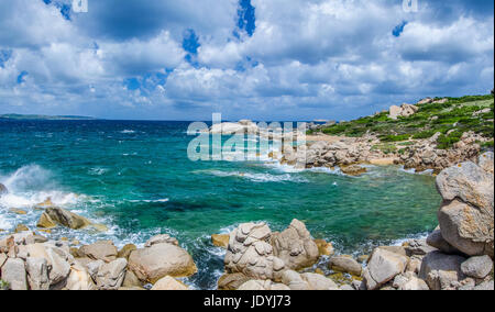 Windy costline con rocce di arenaria vicino a Costa Serena, Sardegna, Italia Foto Stock