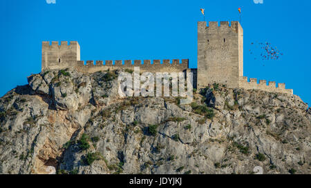 Il castello di Sax su roccia con piccioni Foto Stock