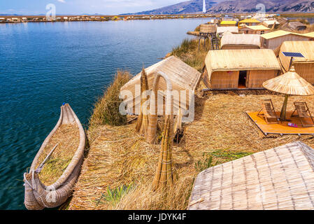 Manmade Uros isole galleggianti e reed barca barca vicino a Puno, Perù sul lago Titicaca Foto Stock