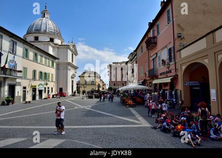 La Piazza Centrale (Piazza della Libertà) nel villaggio di Castel Gandolfo, Italia Foto Stock