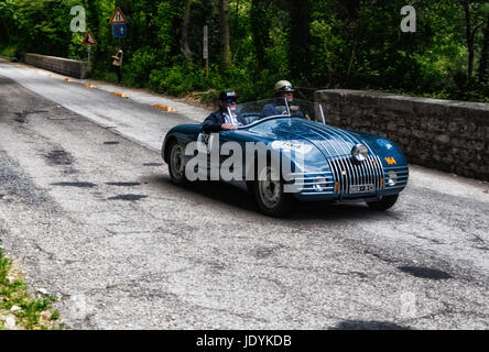 GOLA DEL FURLO, Italia - 19 Maggio: FIAT 508 C BERLINETTA ALA D'ORO 1947 su una vecchia macchina da corsa nel rally Mille Miglia 2017 il famoso storico italiano rac Foto Stock