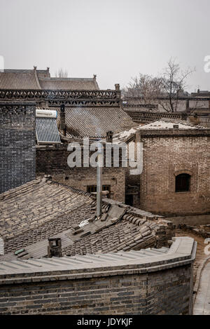 Tetti di case tradizionali Mura di fortificazione di Pingyao,, nella provincia di Shanxi, Cina Foto Stock