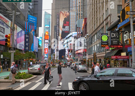 NEW YORK CITY - Settembre 29, 2016: guarda Broadway con i cartelloni pubblicitari e le persone che attraversano la strada in primo piano Foto Stock