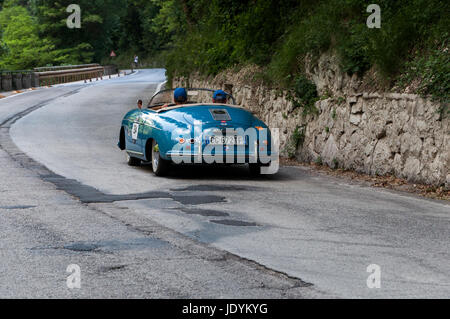 PORSCHE 356 1500 SPEEDSTER 1954 su una vecchia macchina da corsa nel rally Mille Miglia 2017 il famoso storico italiano della gara (1927-1957) il 19 maggio 2017 Foto Stock