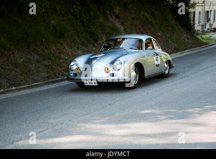 PORSCHE 356 a 1500 GS CARRERA 1956 su una vecchia macchina da corsa nel rally Mille Miglia 2017 il famoso storico italiano della gara (1927-1957) il 19 maggio 2017 Foto Stock