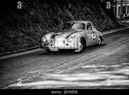 PORSCHE 356 a 1500 GS CARRERA 1956 su una vecchia macchina da corsa nel rally Mille Miglia 2017 il famoso storico italiano della gara (1927-1957) il 19 maggio 2017 Foto Stock