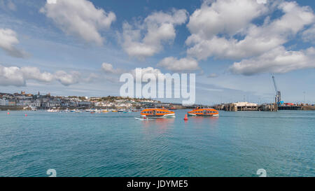 Vista del porto e della città di saint peter port guernsey con la nave di crociera offerte inversione di marcia per i passeggeri e dalla riva Foto Stock