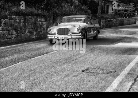 GOLA DEL FURLO, Italia - 19 Maggio: STUDEBAKER GOLDEN HAWK 1956 su una vecchia macchina da corsa nel rally Mille Miglia 2017 il famoso storico italiano della gara (1927-1 Foto Stock