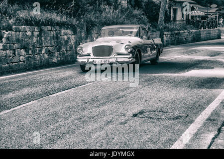 GOLA DEL FURLO, Italia - 19 Maggio: STUDEBAKER GOLDEN HAWK 1956 su una vecchia macchina da corsa nel rally Mille Miglia 2017 il famoso storico italiano della gara (1927-1 Foto Stock