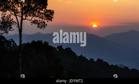 Angolo di alta vista bellissima Sunset over mountain range da Panoen Thung punto panoramico a Kaeng Krachan National Park Phetchaburi provincia in Thailandia Foto Stock