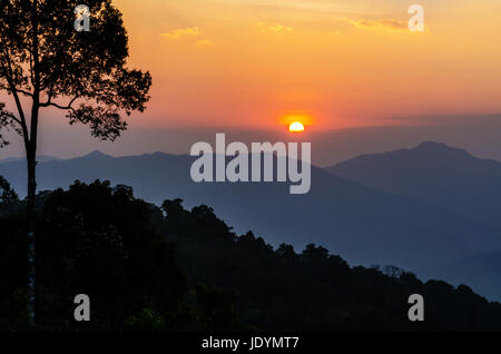 Angolo di alta vista bellissima Sunset over mountain range da Panoen Thung punto panoramico a Kaeng Krachan National Park Phetchaburi provincia in Thailandia Foto Stock