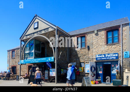 La facciata della Charmouth Costa Heritage Center, Dorset, Regno Unito, con combustibili shop e caffetteria sotto il museo Foto Stock