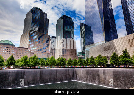 911 Memorial piscina fontana a cascata edifici grattacieli di New York New York. La piscina è nella fondazione di uno dei due World Trade Center edifici. L'acqua cade nel foro della fondazione. Foto Stock