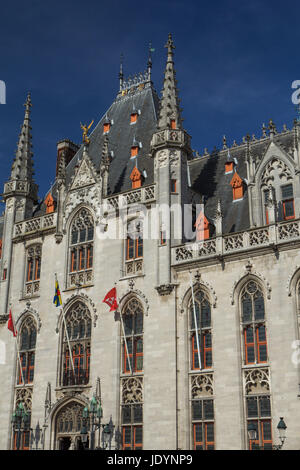 Il Provinciaal Hof (provincia) Corte è un edificio Neogothical sulla piazza del mercato di Bruges (Belgio). Verticalmente. Foto Stock