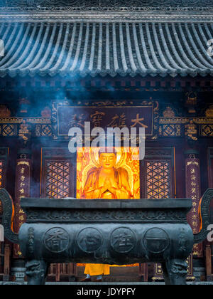 Tempio buddista con golden statua del Buddha e Brucia incensi situato nel complesso del gigante della Pagoda dell'Oca Selvaggia, Xian, provincia di Shaanxi, Cina Foto Stock