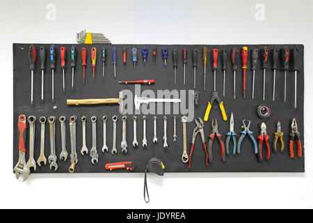 Gli strumenti a mano ben organizzata a bordo della parete Foto Stock