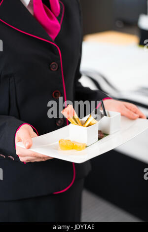 Servizio in camera che serve dolci dessert VIP in hotel design sulla camera Foto Stock