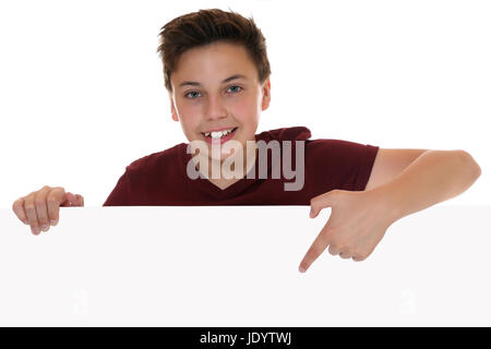 Junge oder adolescente zeigt auf leeres Schild mit Copyspace, isoliert vor einem weissen Hintergrund Foto Stock