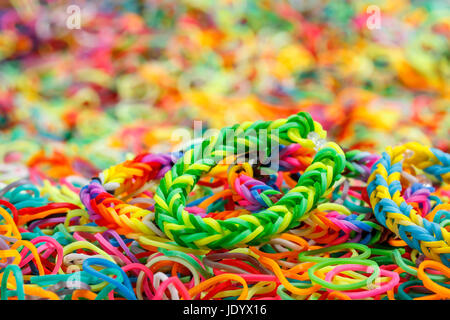 Arcobaleno colorato telaio bracciale bande di gomma Foto Stock