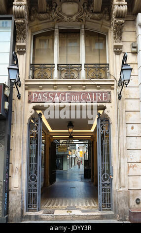 Parigi, France-June 17, 2017:Il passaggio du Caire è il più antico porticato coperto a Parigi. Situato nel quartiere di Sentier, è quasi interamente dedicare Foto Stock