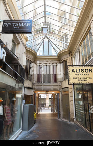 Parigi, France-June 17, 2017:Il passaggio du Caire è il più antico porticato coperto a Parigi. Situato nel quartiere di Sentier, è quasi interamente dedicare Foto Stock