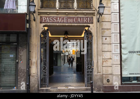 Parigi, France-June 17, 2017:Il passaggio du Caire è il più antico porticato coperto a Parigi. Situato nel quartiere di Sentier, è quasi interamente dedicare Foto Stock