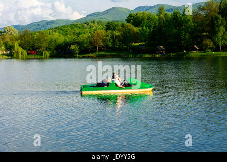 Vista sul grande lago per il riposo e la pesca, Ucraina Foto Stock